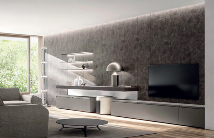 SOGGIORNO MODERN Modern living room with a sleek TV unit, light-colored furniture, and natural light.