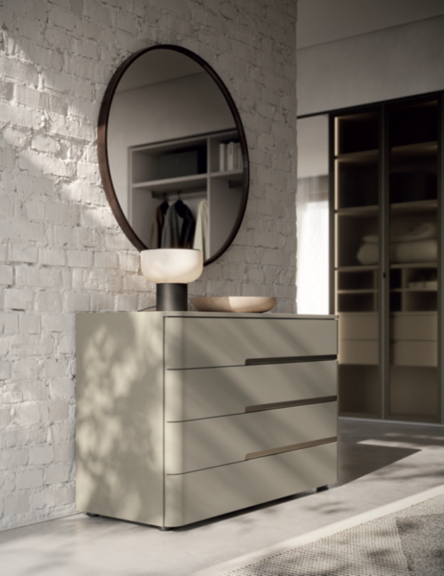 COMO CON SPECCHIO Comò moderno con specchio rotondo e lampada, in un ambiente elegante e minimalista.