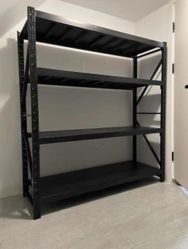 Scaffali Modulari Professionali Scaffale nero a più ripiani, con struttura metallica e senza oggetti sopra.