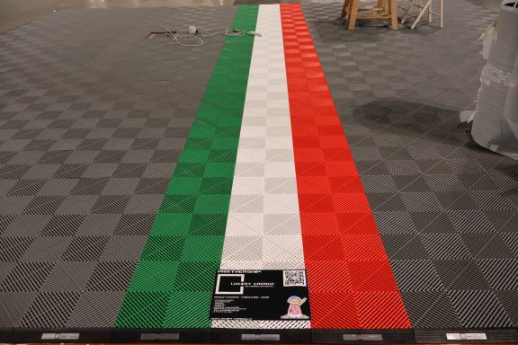 Striscia di pavimento con bande verde, bianca e rossa in un motivo a scacchi.