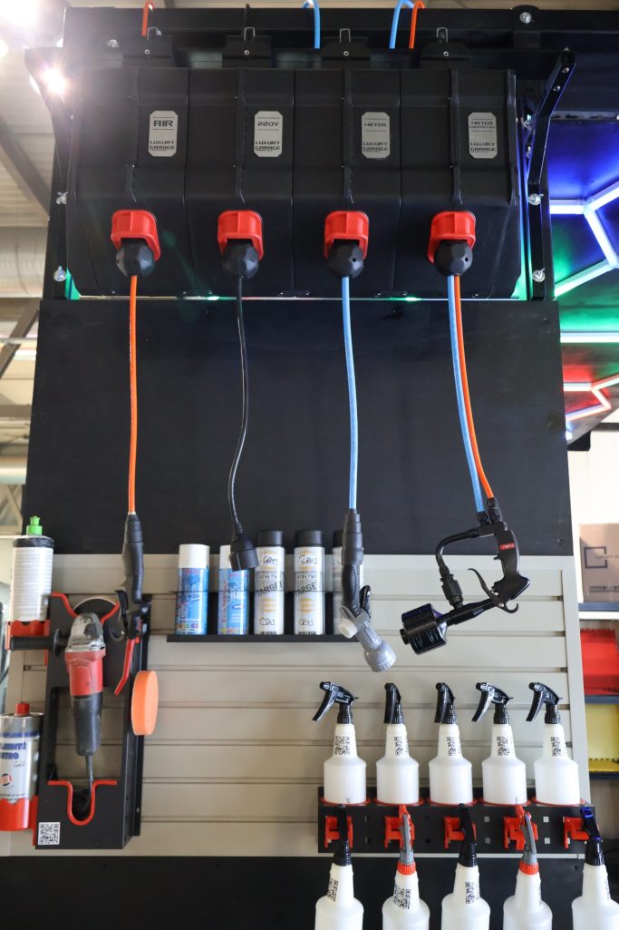 Avvolgitubi e Avvolgicavi Wall-mounted equipment with containers and hoses for industrial use.