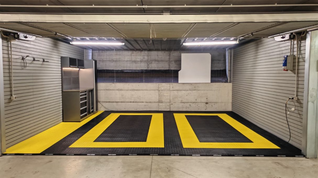 GARAGE CON BOISERIE E ILLUMINAZIONE
