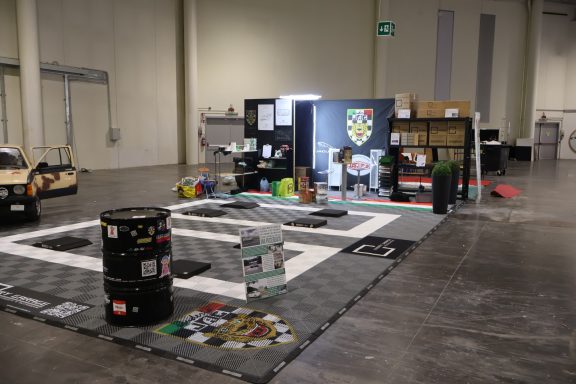 Esposizione di modelli LEGO in un'area di mostra, con vari oggetti e allestimenti.