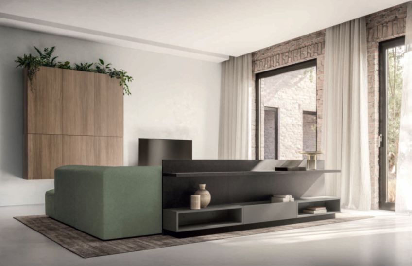 COMPOSIZIONE BLACK HNG038 Salotto moderno con divano verde, tavolino scuro e pareti chiare, luce naturale abbondante.