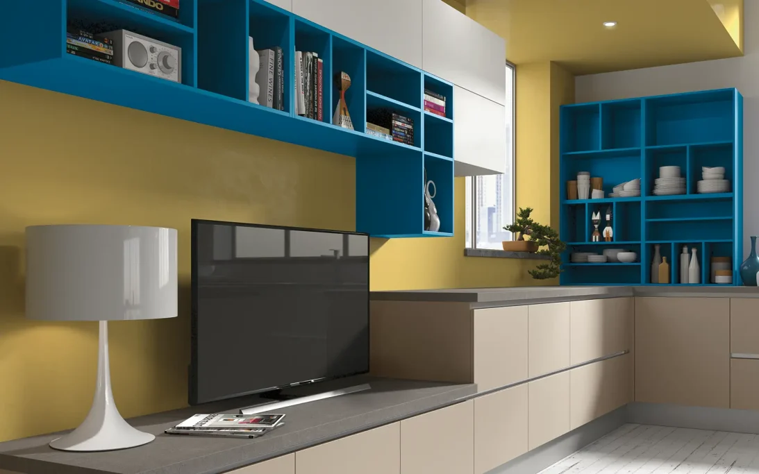 Moderna cucina con pareti gialle, armadi blu e illuminazione naturale.