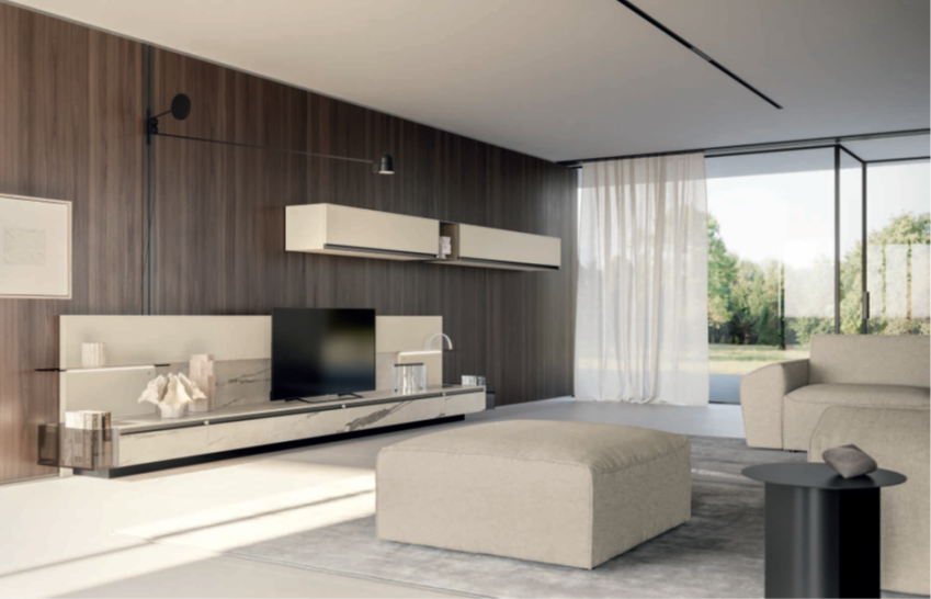 COMPOSIZIONE HNG008 Salotto moderno con pareti in legno, divani chiari e grande finestra con vista sul giardino.