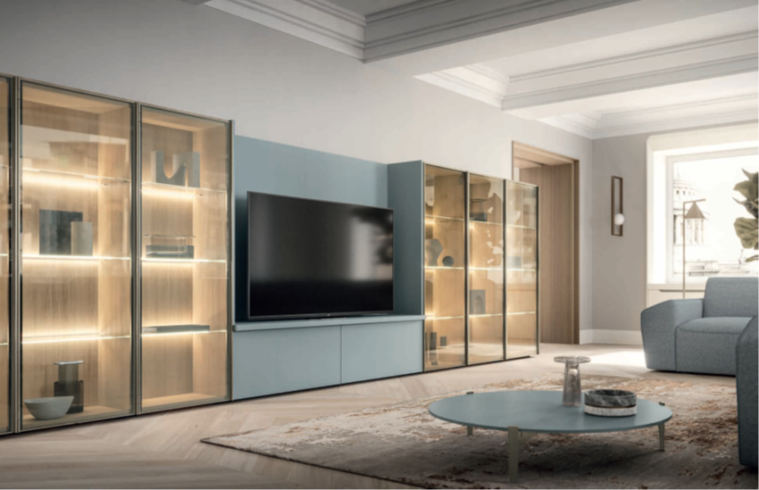 VETRINA CON LED Salotto moderno con mobili in vetro e legno, TV a schermo piatto e pavimento chiaro.
