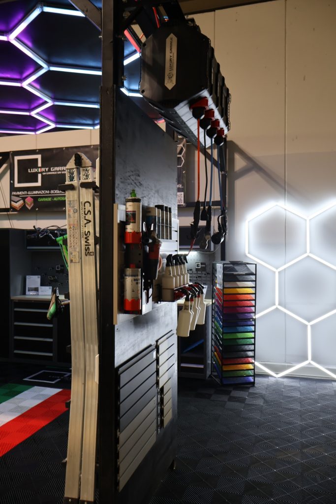 Avvolgitubi per Garage e Officine Stylish interior featuring modern equipment and colorful hexagonal lighting.