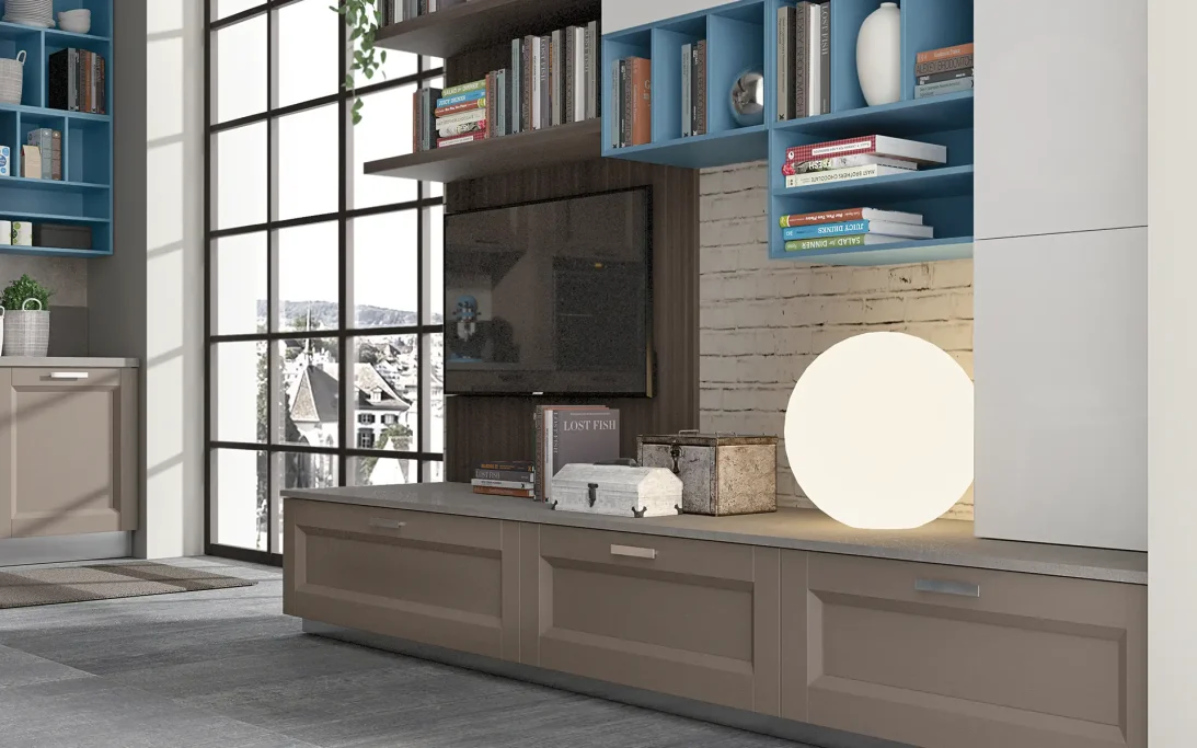 Arredamento moderno con libreria blu, TV e lampada rotonda su un mobile grigio.