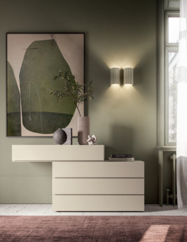 COMO Moderno arredamento con un mobile bianco, opere d'arte e luci soffuse.