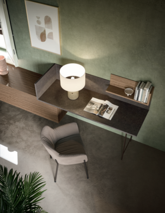 TAVOLINO SCRITTORIO Scrivania moderna con lampada, sedia grigia e decorazioni su parete verde.