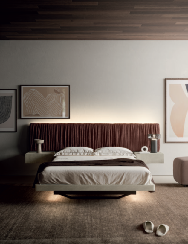LETTO CON TESTATA AD ONDE E COMODINI SOSPESI Modern bedroom with a low bed, textured wall, and minimalist decor.