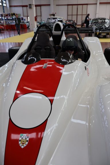 Auto da corsa con livrea bianca e rossa, visibile il cockpit e i sedili.